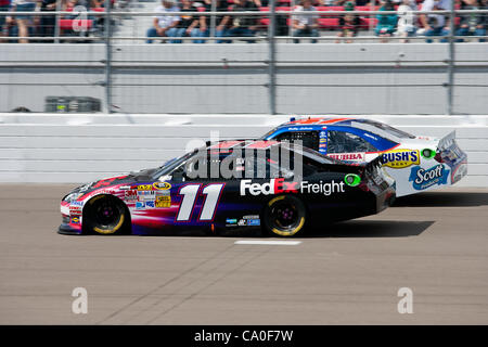 11 mars 2012 - Las Vegas, Nevada, États-Unis - Denny Hamlin, conducteur de la # 11 FedEx Freight Toyota Camry, batailles pour conserver son poste plus de Bobby Labonte, conducteur de la # 47 / Kingsford Bush Beans Toyota Camry, en allant dans le premier virage au cours de la passionnante course à la NASCAR Sprint Cup Series Ko Banque D'Images