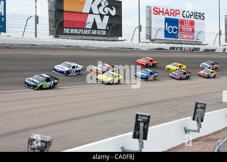 11 mars 2012 - Las Vegas, Nevada, États-Unis - Carl Edwards, conducteur de la # 99 Ford Fusion Aflac, amène le pack hors du Tour 1 après une récente mise en garde au cours de la passionnante course à la NASCAR Sprint Cup Series Kobalt Tools 400 à Las Vegas Motor Speedway de Las Vegas, Nevada. (Crédit Image : © Matt Banque D'Images