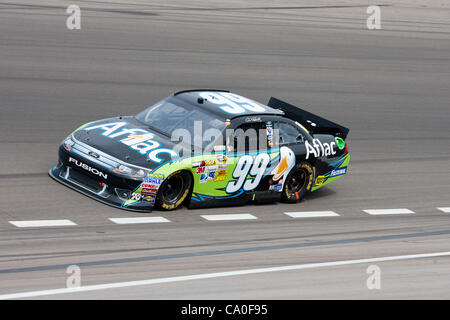 11 mars 2012 - Las Vegas, Nevada, États-Unis - Carl Edwards, conducteur de la # 99 Aflac Ford Fusion, est à la recherche d'opposer après du tour 4 au cours de la passionnante course à la NASCAR Sprint Cup Series Kobalt Tools 400 à Las Vegas Motor Speedway de Las Vegas, Nevada. (Crédit Image : © Matt Gdowski Banque D'Images