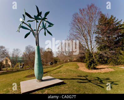 13 mars 2012 - Hamilton, New Jersey, USA - Vase montons avec cinq fleurs,' un 2005 et bronze sculpture en acier inoxydable par James Surls, l'un des plus de 270 sculptures exposés dans un site de verdure au motif de sculpture près de Princeton, New Jersey. Banque D'Images