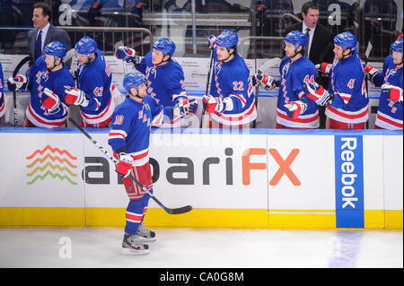 13 mars 2012 - Newark, New Jersey, États-Unis - New York Rangers aile droite Marian Gaborik (10) célèbre son but à l'établi au cours de première période d'action de la LNH entre les Hurricanes de la Caroline et les Rangers de New York au Madison Square Garden de New York, N.Y. (Image Crédit : © Vous Schneekloth/Southcreek/ Banque D'Images