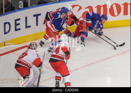 13 mars 2012 - Newark, New Jersey, États-Unis - New York Rangers center Brad Richards (19) passe à l'aile gauche Carl Hagelin (62) tandis que la descente de la glace par le défenseur des Hurricanes de la Caroline Justin Faulk (28) durant la première période d'action de la LNH entre les Hurricanes de la Caroline et les Rangers de New York à Banque D'Images