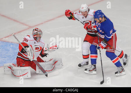 13 mars 2012 - Newark, New Jersey, États-Unis - gardien CAM WARD des Hurricanes de la Caroline (30) attrape la rondelle et le maintient hors de New York Rangers aile droite MARIAN GABORIK (10) durant la première période d'action de la LNH entre les Hurricanes de la Caroline et les Rangers de New York au Madison Square Garden. (Crédit Image : Banque D'Images