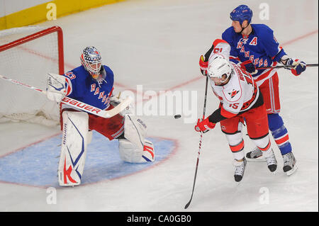 13 mars 2012 - Newark, New Jersey, États-Unis - centre Carolina Hurricanes Tuomo Ruutu (15) tente de trouver le puck pour un tir sur le gardien des Rangers de New York Martin Biron (43) tandis que le défenseur Marc Staal (18) défend au cours de deuxième période entre l'action de la LNH les Hurricanes de la Caroline et les Rangers de New York Banque D'Images