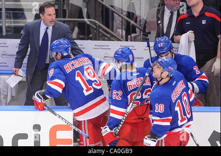 13 mars 2012 - Newark, New Jersey, États-Unis - New York Rangers entraîneur-chef John Tortorella félicite le nouveau centre New York Rangers Brad Richards (19) pour son but au cours de deuxième période d'action de la LNH entre les Hurricanes de la Caroline et les Rangers de New York au Madison Square Garden de New York, N.Y. (Ima Crédit Banque D'Images