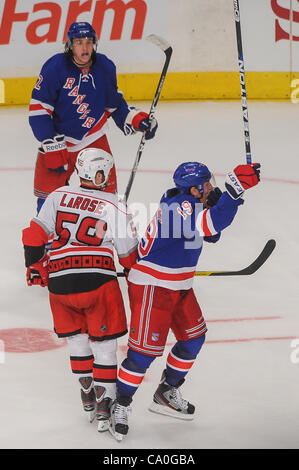 13 mars 2012 - Newark, New Jersey, États-Unis - New York Rangers center Brad Richards (19) célèbre son deuxième but au cours de deuxième période entre l'action de la LNH les Hurricanes de la Caroline et les Rangers de New York au Madison Square Garden de New York, N.Y. (Image Crédit : © Vous Schneekloth/Southcreek/ZUMAPRESS. Banque D'Images