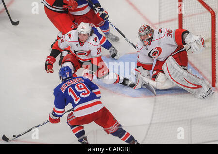 13 mars 2012 - Newark, New Jersey, États-Unis - New York Rangers center Brad Richards (19) patins dans l'espace avant de marquer son deuxième but sur le gardien Cam Ward des Hurricanes de la Caroline (30) au cours de deuxième période entre l'action de la LNH les Hurricanes de la Caroline et les Rangers de New York au Madison Square Garden de New Banque D'Images