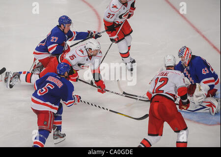 13 mars 2012 - Newark, New Jersey, États-Unis - Rangers de New York, le défenseur Ryan McDonagh (27) vérifie les Hurricanes de la Caroline center Tuomo Ruutu (15) à la glace devant les Rangers de New York le gardien Martin Biron (43) au cours de la troisième période d'action de la LNH entre les Hurricanes de la Caroline et les Rangers de New York au Mad Banque D'Images