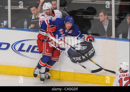 13 mars 2012 - Newark, New Jersey, États-Unis - New York Rangers center Brad Richards (19) vérifie les Hurricanes de la Caroline de l'aile droite Patrick Dwyer (39) contre la bande au cours de la troisième période d'action de la LNH entre les Hurricanes de la Caroline et les Rangers de New York au Madison Square Garden de New York, N.Y. Le Ran Banque D'Images