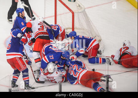 13 mars 2012 - Newark, New Jersey, États-Unis - les joueurs s'accumuler sur le côté du filet à la suite d'un jeu de brouillage lors de la troisième période d'action de la LNH entre les Hurricanes de la Caroline et les Rangers de New York au Madison Square Garden de New York, N.Y. Les Rangers défait les Hurricanes 4-2. (Ima Crédit Banque D'Images