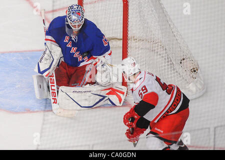 13 mars 2012 - Newark, New Jersey, États-Unis - New York Rangers le gardien Martin Biron (43) fait une sauvegarde sur un chip de déflexion rapide par les Hurricanes de la Caroline de l'aile droite Tchad LaRose (59) au cours de la troisième période d'action de la LNH entre les Hurricanes de la Caroline et les Rangers de New York au Madison Square Garden de New Banque D'Images