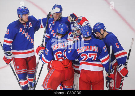 13 mars 2012 - Newark, New Jersey, États-Unis - New York Rangers Brad Richards (19), Marian Gaborik (10), Carl Hagelin (62), Martin Biron (43), Ryan McDonagh (27) et Dan Girardi (5) célèbrent la victoire après l'action de la LNH entre les Hurricanes de la Caroline et les Rangers de New York au Madison Square Garden de sw Banque D'Images