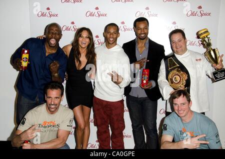 Terry Crews, Chrissy Teigen, Victor Cruz, Isiah Mustafa, Josh Capon, Rangée avant : Mike Sullivan, Dave Jewett présents pour l'événement, Parfum Old Spice Highline Étapes, New York, NY Le 13 mars 2012. Photo par : Eric Reichbaum/Everett Collection Banque D'Images