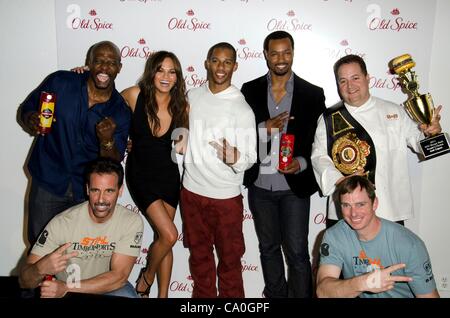 Terry Crews, Chrissy Teigen, Victor Cruz, Isiah Mustafa, Josh Capon, Rangée avant : Mike Sullivan, Dave Jewett présents pour l'événement, Parfum Old Spice Highline Étapes, New York, NY Le 13 mars 2012. Photo par : Eric Reichbaum/Everett Collection Banque D'Images