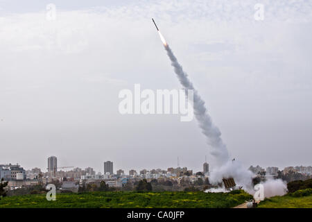 Iron Dome (Hébreu : Kipat Barzel‎) est un système de défense aérienne mobile développé par Rafael Advanced Defense Systems conçu pour intercepter des roquettes à courte portée et des obus d'artillerie. Ce système a été largement utilisé au cours de l'éclatement des hostilités sur la frontière de Gaza en mars 2012 Banque D'Images