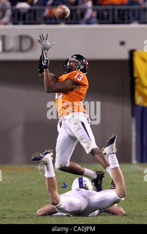 12 novembre 2011 - Charlottesville, Virginia, United States - Chase évoluait Minnifield # 13 de la Virginia Cavaliers fait une interception en face de receveur Conner Vernon # 2 de la Duke Blue Devils pendant le jeu le 12 novembre 2011 à Scott Stadium à Charlottesville, Virginie. Virginia d Banque D'Images