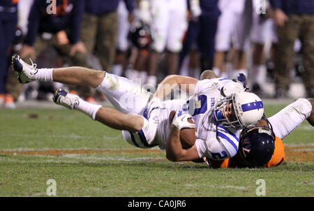 12 novembre 2011 - Charlottesville, Virginia, United States - Wide receiver Conner Vernon # 2 de la Duke Blue Devils est abordé par Chase évoluait Minnifield # 13 de la Virginia Cavaliers pendant le jeu le 12 novembre 2011 à Scott Stadium à Charlottesville, Virginie. Virginie battu Duc 31-21. Banque D'Images