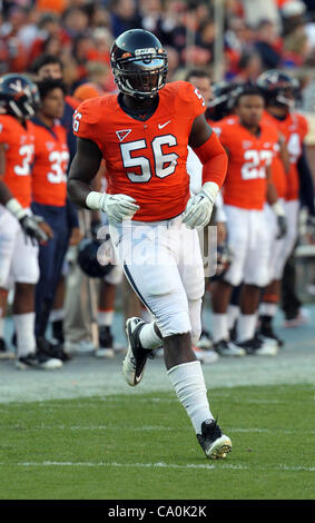 Le 6 janvier 2012 - Charlottesville, Virginia, United States - défensive fin Cam Johnson # 56 de la Virginia cavaliers s'exécute sur le terrain pendant le match contre les Blue Devils de Duke le 12 novembre 2011 à Scott Stadium à Charlottesville, Virginie. Virginie battu Duc 31-21. (Crédit Image : © Andrew Banque D'Images