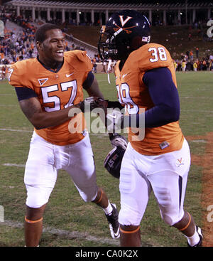 Le 6 janvier 2012 - Charlottesville, Virginia, United States - Linebacker Mike Ahunamba # 38 et d'utiliser de nouveau Khalek Shepherd # 38 de la Virginia Cavaliers célébrer après son match contre les Blue Devils de Duke le 12 novembre 2011 à Scott Stadium à Charlottesville, Virginie. Virginie battu Duc 31-21. Banque D'Images