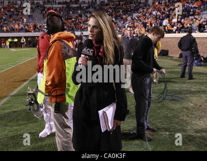 12 novembre 2011 - Charlottesville, Virginia, United States - ACC TOUS les rapports d'accès Jenn Hildreth depuis les coulisses pendant le jeu le 12 novembre 2011 à Scott Stadium à Charlottesville, Virginie. Virginie battu Duc 31-21. (Crédit Image : © Andrew Shurtleff/ZUMAPRESS.com) Banque D'Images