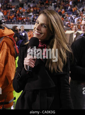 12 novembre 2011 - Charlottesville, Virginia, United States - ACC TOUS les rapports d'accès Jenn Hildreth depuis les coulisses pendant le jeu le 12 novembre 2011 à Scott Stadium à Charlottesville, Virginie. Virginie battu Duc 31-21. (Crédit Image : © Andrew Shurtleff/ZUMAPRESS.com) Banque D'Images