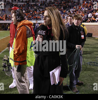 12 novembre 2011 - Charlottesville, Virginia, United States - ACC TOUS les rapports d'accès Jenn Hildreth depuis les coulisses pendant le jeu le 12 novembre 2011 à Scott Stadium à Charlottesville, Virginie. Virginie battu Duc 31-21. (Crédit Image : © Andrew Shurtleff/ZUMAPRESS.com) Banque D'Images