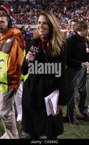 12 novembre 2011 - Charlottesville, Virginia, United States - ACC TOUS les rapports d'accès Jenn Hildreth depuis les coulisses pendant le jeu le 12 novembre 2011 à Scott Stadium à Charlottesville, Virginie. Virginie battu Duc 31-21. (Crédit Image : © Andrew Shurtleff/ZUMAPRESS.com) Banque D'Images