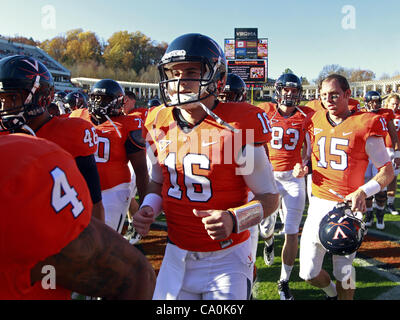 12 novembre 2011 - Charlottesville, Virginia, United States - Quarterback Michael Rocco # 16 de la Virginia Cavaliers fonctionne sur le terrain pendant le jeu le 12 novembre 2011 à Scott Stadium à Charlottesville, Virginie. Virginie battu Duc 31-21. (Crédit Image : © Andrew Shurtleff/ZUMAPRESS.com) Banque D'Images