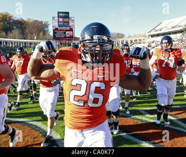 12 novembre 2011 - Charlottesville, Virginia, United States - CLinebacker Ausar Walcott # 26 de la Virginia Cavaliers fléchit ses muscles avant le match contre les Blue Devils de Duke le 12 novembre 2011 à Scott Stadium à Charlottesville, Virginie. Virginie battu Duc 31-21. (Crédit Image : © Andrew Banque D'Images