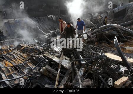 14 mars 2012 - La ville de Gaza, bande de Gaza, territoire palestinien palestiniens - inspecter les bâtiments détruits le 14 mars 2012, à la suite d'une frappe aérienne israélienne sur la ville de Gaza. Israël et les militants de Gaza a commencé à observer une trêve, grâce à la médiation égyptienne le 13 mars, après quatre jours de violence, dont les fonctionnaires Banque D'Images