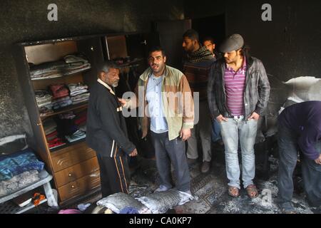 14 mars 2012 - La ville de Gaza, bande de Gaza, territoire palestinien palestiniens - inspecter les bâtiments détruits le 14 mars 2012, à la suite d'une frappe aérienne israélienne sur la ville de Gaza. Israël et les militants de Gaza a commencé à observer une trêve, grâce à la médiation égyptienne le 13 mars, après quatre jours de violence, dont les fonctionnaires Banque D'Images