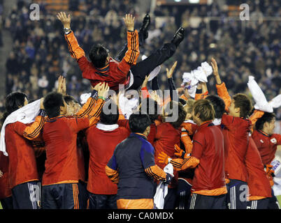 14 mars 2012 - Tokyo, Japon - les joueurs du Japon mélanger leur entraîneur en chef TAKASHI SEKIZUKA en l'air après avoir gagné au cours de la qualification d'Asie pour le soccer 2012 Jeux Olympiques entre U-23 de l'équipe nationale du Japon et de l'équipe Nationa Bahreïn au stade national le 14 mars 2012 à Tokyo, Japon Banque D'Images