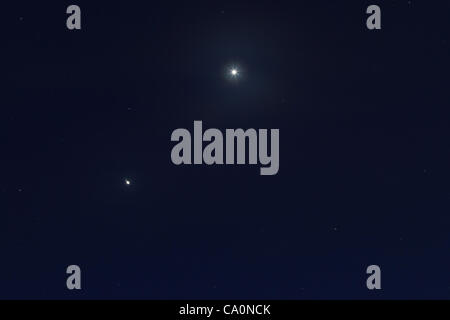 Conjonction entre Jupiter et Vénus (clair, en haut à droite). Planètes passant près ensemble sur le ciel pour la première fois depuis de nombreuses années. Vu de Nykoping, Suède. Mars 14, 2012. Banque D'Images