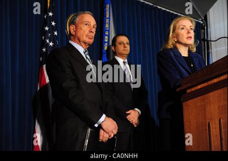 14 mars 2012 - Manhattan, New York, États-Unis - le maire Michael Bloomberg ET LE PROCUREUR PREET BHARARA NOUS REGARDENT LE CHERCHEUR Manhattan ROSE GILL HEARN parle. Preet Bharara, Procureur des États-Unis pour le district sud de New York, et Rose Gill Hearn, le commissaire de la ville de New York Dep Banque D'Images