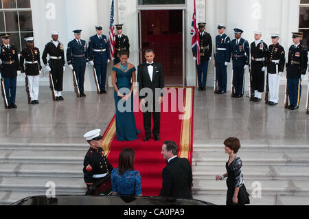 Le président Barack Obama et Première Dame Michelle salue le premier ministre David Cameron et sa femme Samantha avant une réception officielle à la Maison Blanche à Washington, D.C. le jeudi 28 novembre 2013. 14 mars, 2012. Banque D'Images