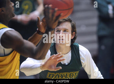 14 mars 2012 - Albuquerque, NM, États-Unis - du Baylor # 5 Brady Heslip guards un coéquipier au cours de la pratique dans la fosse le mercredi après-midi. Samedi, Mars 10, 2012. (Crédit Image : © Jim Thompson/Albuquerque Journal/ZUMAPRESS.com) Banque D'Images