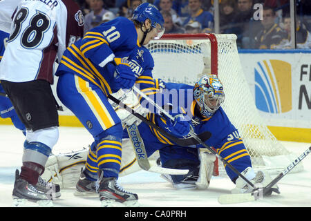 15 mars 2012 - Buffalo, New York, États-Unis - Sabres de Buffalo Ryan Miller gardien (30) couvre jusqu'il puck c'est à la fin de Sabres de Buffalo le défenseur Christian Ehrhoff (10) stick en troisième période contre l'Avalanche du Colorado au First Niagara Center à Buffalo, New York. Colorado a battu Buffalo Banque D'Images