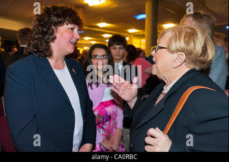 Nassau County Executive Edward Mangano donne l'état de l'adresse de comté, dans la nuit de mercredi, 14 mars 2012, à berceau de l'Aviation Museum, Garden City, New York, USA. Législateur Judy Jacobs (à droite) parle avec la famille de John Capano, l'agent de l'ATF, Alcool Tabac et les armes à feu, mortellement blessé 2011-12-31 Banque D'Images