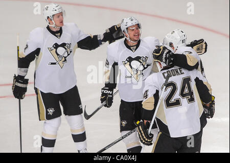 Mar. 15, 2012 - New York, New York, États-Unis - Pittsburgh Penguins aile gauche Matt Cooke (24) célèbre son but avec Sidney Crosby (87), Tyler Kennedy (48) et Paul Martin (7) durant la première période d'action de la LNH entre les Penguins de Pittsburgh et les Rangers de New York au Madison Square Garden de New York, N. Banque D'Images