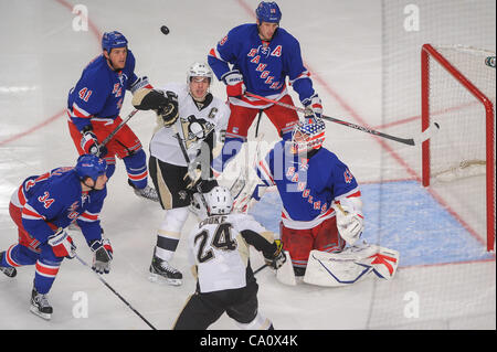 Mar. 15, 2012 - New York, New York, États-Unis - Pittsburgh Penguins aile gauche Matt Cooke (24) et le centre Sidney Crosby (87) watch Cooke's shot flip haut dans les airs et sur les Rangers de New York le gardien Martin Biron (43) pour un but au cours de première période d'action de la LNH entre les Penguins de Pittsburgh et le New York Banque D'Images