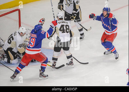 Mar. 15, 2012 - New York, New York, États-Unis - New York Rangers aile gauche Carl Hagelin (62) et le centre Brad Richards (19) sur l'objectif de célébrer Hagelin gardien Marc-andré Fleury des Penguins de Pittsburgh (29) durant la première période d'action de la LNH entre les Penguins de Pittsburgh et les Rangers de New York au Madison Square Banque D'Images