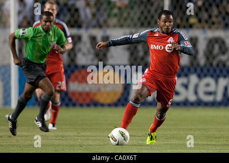 14 mars 2012 - Carson, Californie, États-Unis - le milieu de terrain du FC de Toronto Julian de Guzman # 6 en action lors de la Ligue des Champions de la CONCACAF match entre Toronto FC et le Los Angeles Galaxy au Home Depot Center. (Crédit Image : © Brandon/ZUMAPRESS.com) Parry/Southcreek Banque D'Images