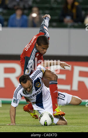 14 mars 2012 - Carson, Californie, États-Unis - Los Angeles Galaxy Landon Donovan # 10 de l'avant et le milieu de l'avant Toronto FC/Ryan Johnson # 9 s'emmêler jusqu'au cours de la Ligue des Champions de la CONCACAF match entre Toronto FC et le Los Angeles Galaxy au Home Depot Center. (Crédit Image : © Brandon Parry/SO Banque D'Images