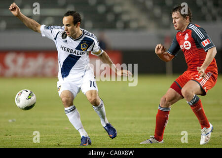 14 mars 2012 - Carson, Californie, États-Unis - Los Angeles Galaxy Landon Donovan avant # 10 le milieu de terrain du FC de Toronto et Terry Dunfield # 23 lors de la Ligue des Champions de la CONCACAF match entre Toronto FC et le Los Angeles Galaxy au Home Depot Center. La Galaxie a été battu et frappé hors de Banque D'Images