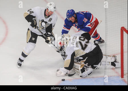 Mar. 15, 2012 - New York, New York, États-Unis - New York Rangers center Brad Richards (19) zones de la rondelle du gardien Marc-andré Fleury des Penguins de Pittsburgh (29) et le défenseur Brooks Orpik (44) au cours de deuxième période entre l'action de la LNH les Penguins de Pittsburgh et les Rangers de New York au Madison Square Banque D'Images