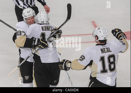 Mar. 15, 2012 - New York, New York, États-Unis - Pittsburgh Penguins aile gauche Chris Kunitz (14) célèbre son but avec le centre Sidney Crosby (87) qui a eu l'assistance pendant la troisième période d'action de la LNH entre les Penguins de Pittsburgh et les Rangers de New York au Madison Square Garden de New York, N.Y. ( Banque D'Images