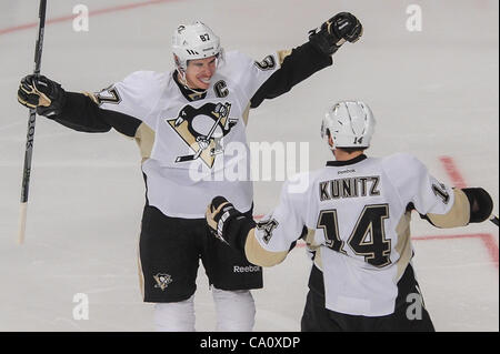 Mar. 15, 2012 - New York, New York, États-Unis - Pittsburgh Penguins aile gauche Chris Kunitz (14) célèbre son but avec le centre Sidney Crosby (87) qui a eu l'assistance pendant la troisième période d'action de la LNH entre les Penguins de Pittsburgh et les Rangers de New York au Madison Square Garden de New York, N.Y. ( Banque D'Images