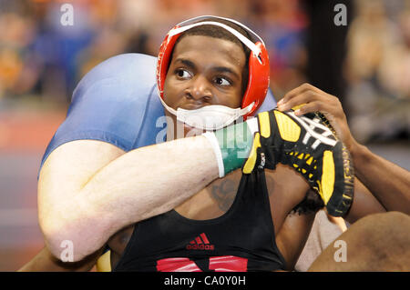 15 mars, 2012 - St Louis, Missouri, United States of America - Nebraska wrestler James Green (noir) ressemble à son entraîneur pour l'assistance avec ses adversaires lui de verrouillage des jambes jusqu'au cours de la deuxième session de la Division 1 de la NCAA Wrestling Championships à Saint Louis, MO. (Crédit Image : © Richard Ulreich Banque D'Images