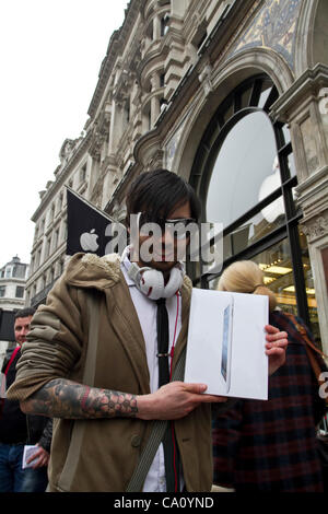 London, UK, 16/03/12.Londres, Royaume Uni, 16/03/12. ' Nouvel iPad". L'iPad de troisième génération est en vente chez Apple flagship store de Regent Street à Londres. 'IPad' est une ligne d'ordinateurs tablettes conçues par Apple Inc, Apple a lancé le premier iPad en avril 2010. Banque D'Images