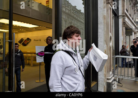 London, UK, 16/03/12.ANDREW BRACKIN (photo) a fait le premier achat de la 'Nouvel ipad' .La troisième génération d'iPad est en vente chez Apple flagship store de Regent Street à Londres. 'IPad' est une ligne d'ordinateurs tablettes conçues par Apple Inc, Apple a lancé le premier iPad en avril 2010. Banque D'Images